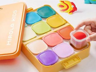 🎨 Modelína není jen zábava – je to posilovna pro dětský mozek! Když děti mačkají, válí, krájí nebo tvarují modelovací...