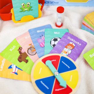 Oblíbená hra pro celou rodinu 🎁🎄 Hádej, kdo jsem! je zábavná rodinná hra, která přináší spoustu smíchu a rozvíjí dětské...